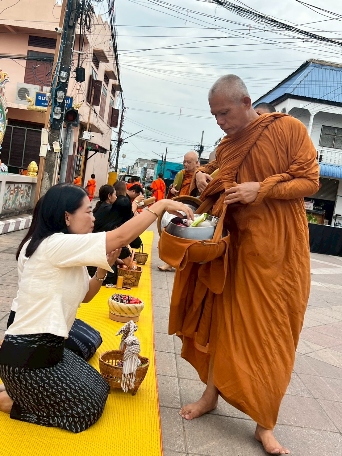 title - ส.ป.ก.ยโสธร ร่วมกิจกรรมทำบุญตักบาตรย้อนยุค วิถีถิ่น วิถีไทย   ณ ถนนคนเดินยโสธร เมืองเก่าบ้านสิงห์ท่า ประจำปีงบประมาณ พ.ศ. 2569